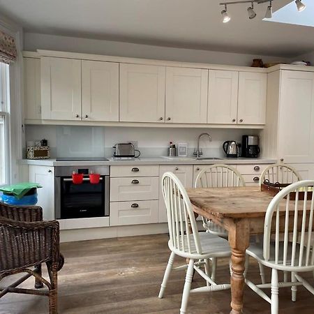 Beautiful 3 Bed Basement Flat With Garden Apartment Bath Bagian luar foto