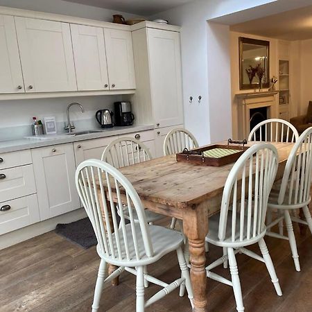 Beautiful 3 Bed Basement Flat With Garden Apartment Bath Bagian luar foto