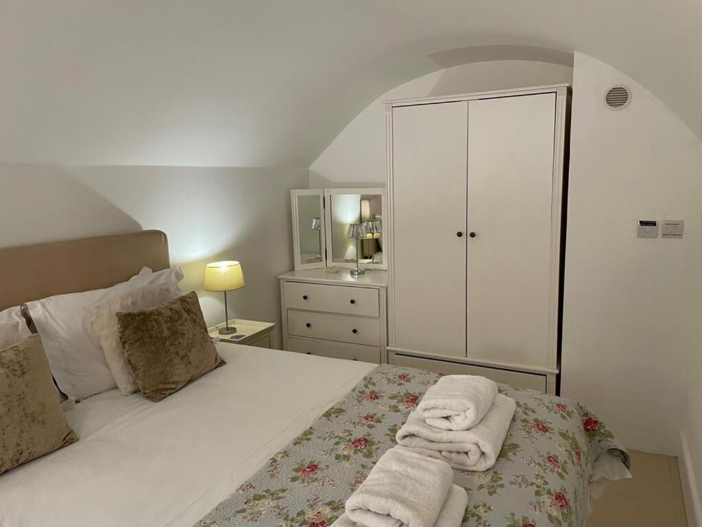 Beautiful 3 Bed Basement Flat With Garden Apartment Bath Bagian luar foto