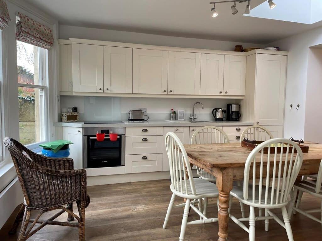 Beautiful 3 Bed Basement Flat With Garden Apartment Bath Bagian luar foto