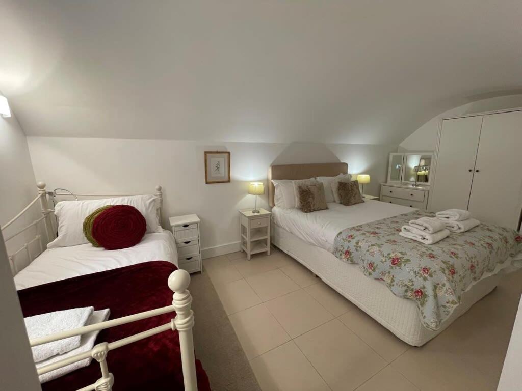 Beautiful 3 Bed Basement Flat With Garden Apartment Bath Bagian luar foto